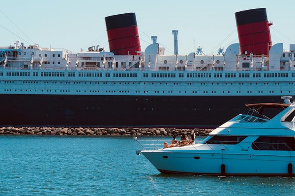 Explore uk cruises: enrich your adventure with vip guided tours of historic british theaters